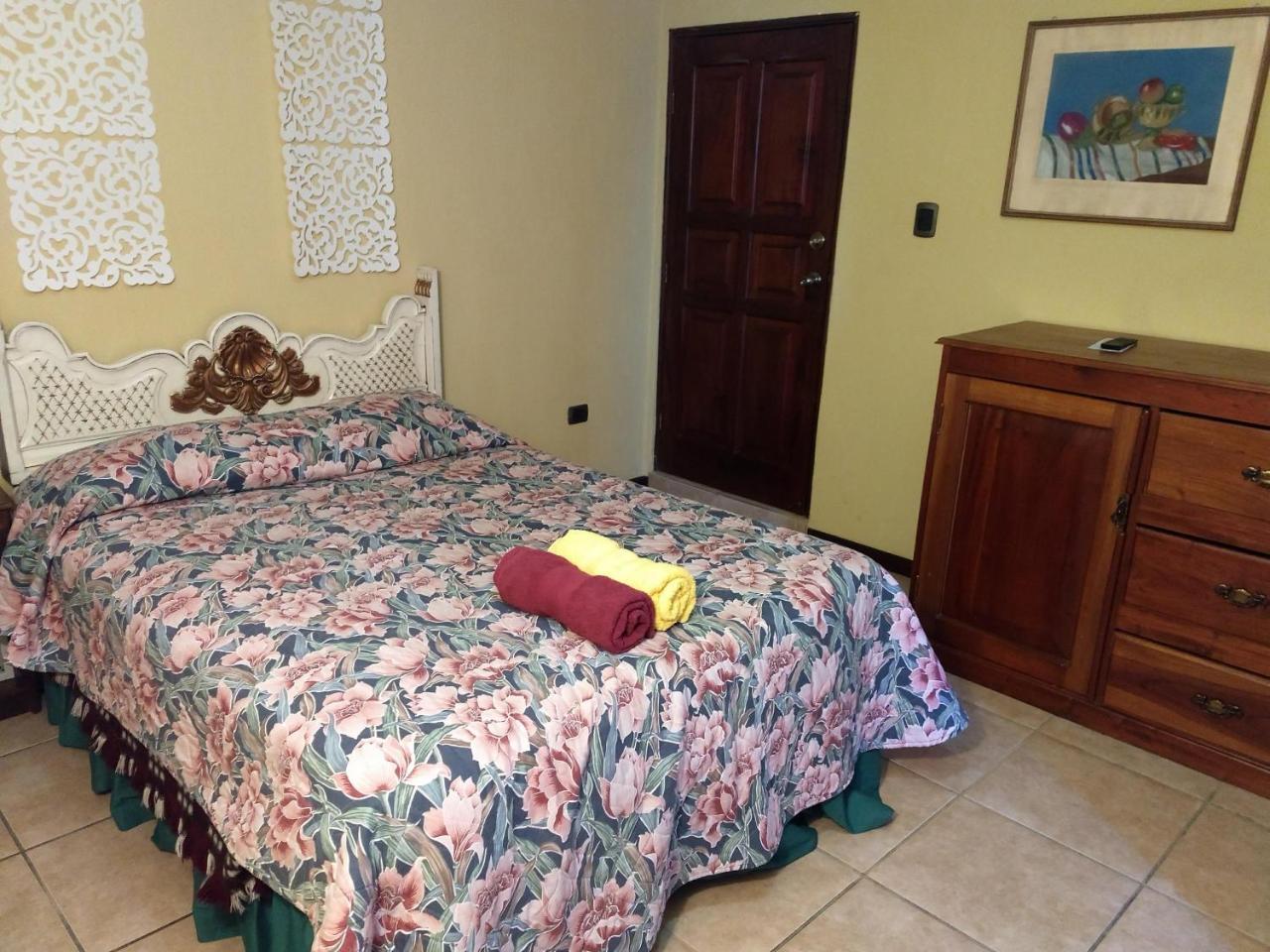 Give House Bed & Breakfast Guatemala City Eksteriør bilde